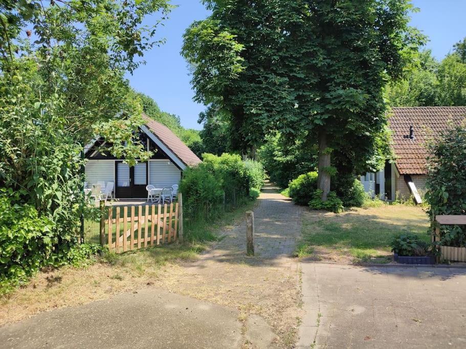 Vrijstaande Recreatiebungalow Met Slaapvide Posterholt Exteriör bild